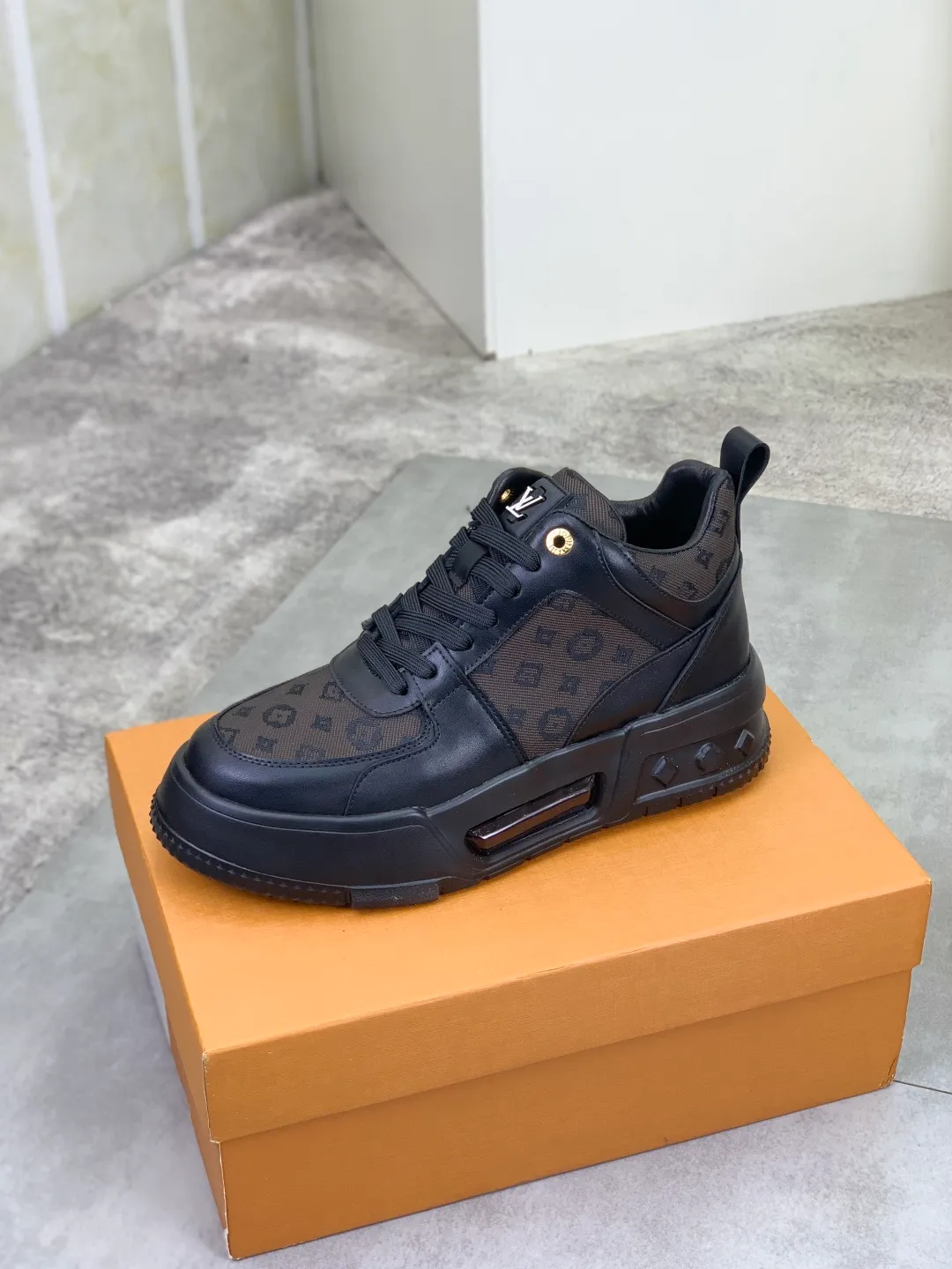 Men's men's shoes 💰P440 new style 💶【LOUIS VUITTON) new high top🍀LV Louis Vuitton *—— LV classic high top trendy shoes! Made of imported original soft calfskin, water-dyed pigskin lining. Original wear-resistant rubber outsole! High quality products! Code number: 38-44 Color: 3️⃣ colors available